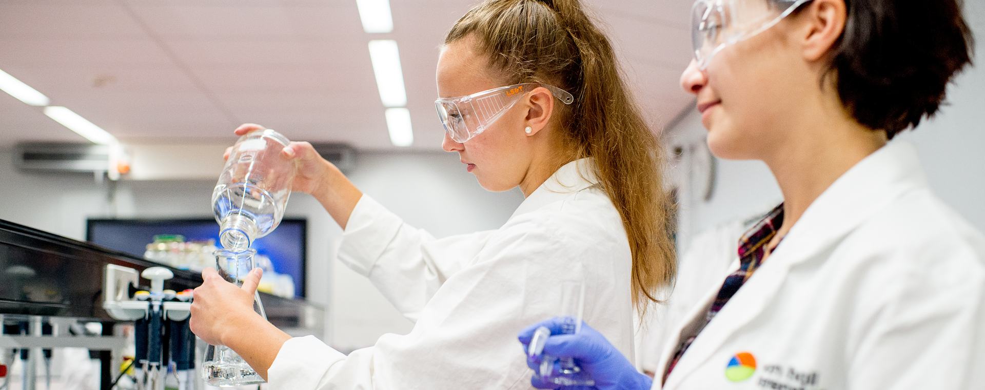 Studenten aan het werk in laboratorium in Leeuwarden