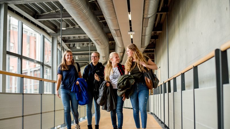 Studenten lopen over brug locatie Leeuwarden