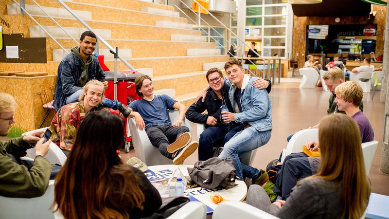 Groep studenten in kantine locatie Velp