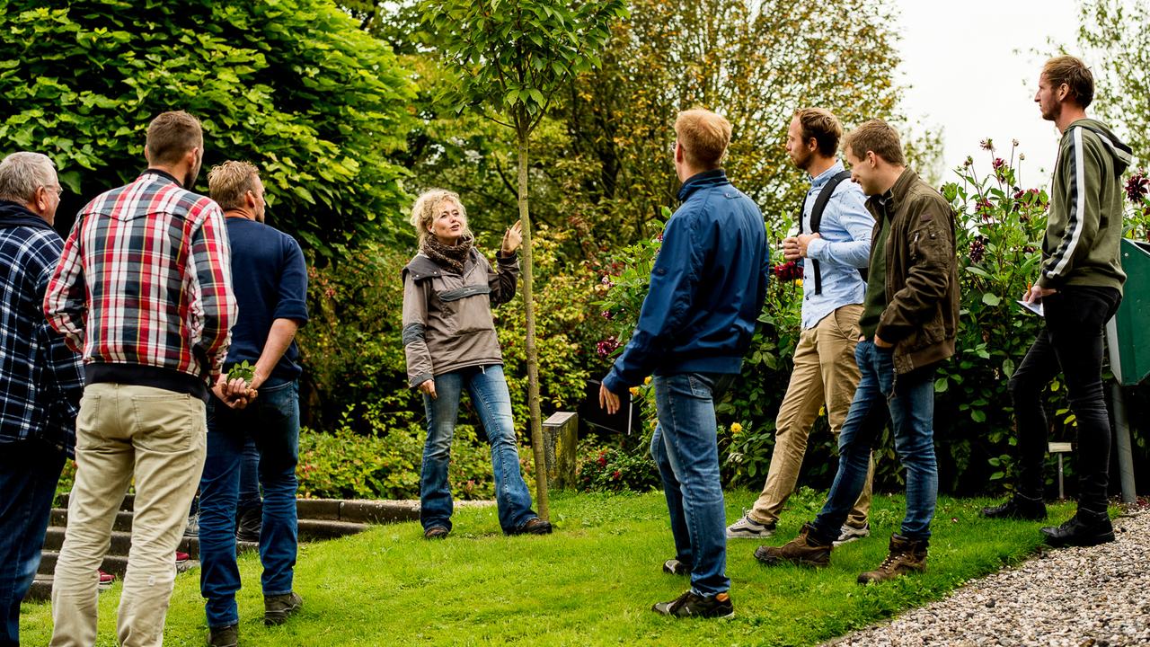 Studenten Tuin- en Landschapsinrichting tijdens buitenles op landgoed Larenstein