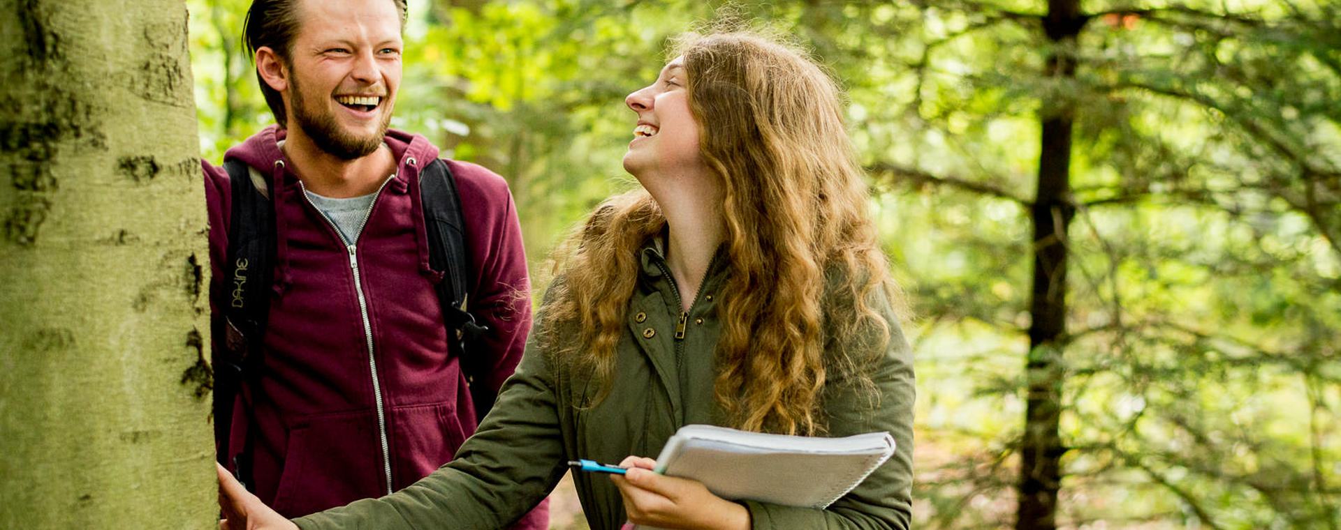 Studenten Bos- en Natuurbeheer bestuderen boom