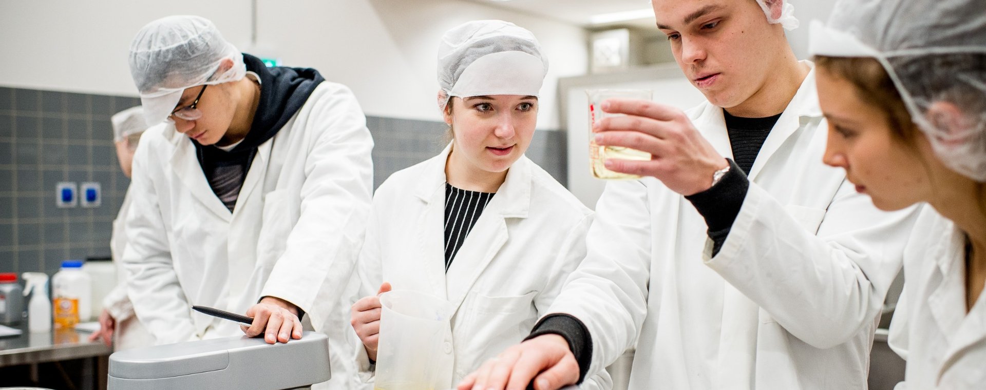 Studenten Voedingsmiddelentechnologie aan het werk in voedingsmiddelenhal locatie Leeuwarden