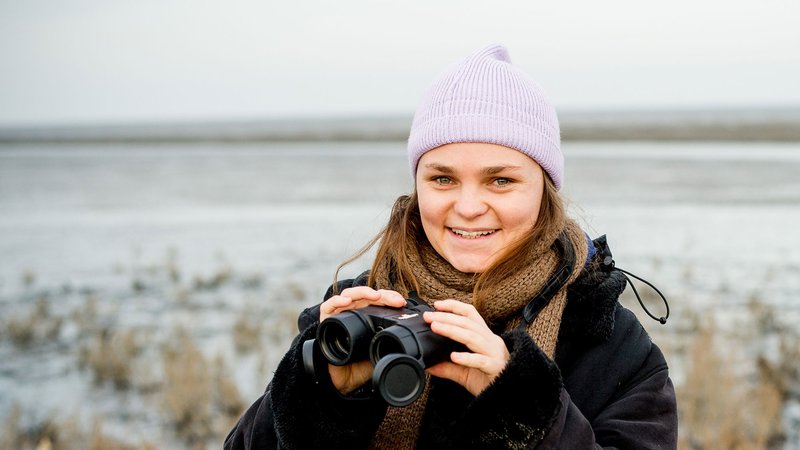Student KZM met verrekijker