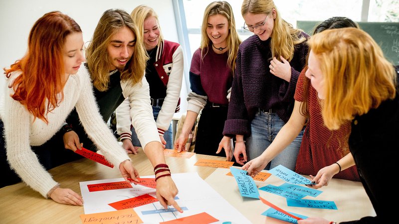Studenten werken samen aan project