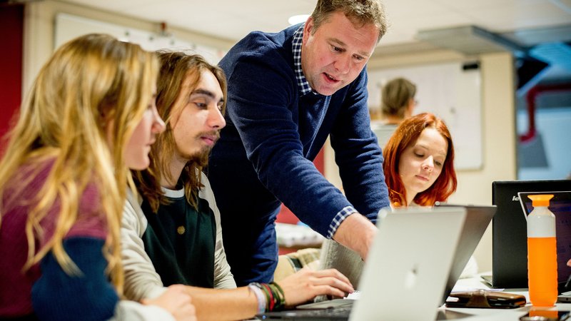 Studenten tijdens les in klaslokaal