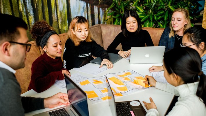 Internationale studenten van hogeschool Van Hall Larenstein werken samen aan een opdracht.