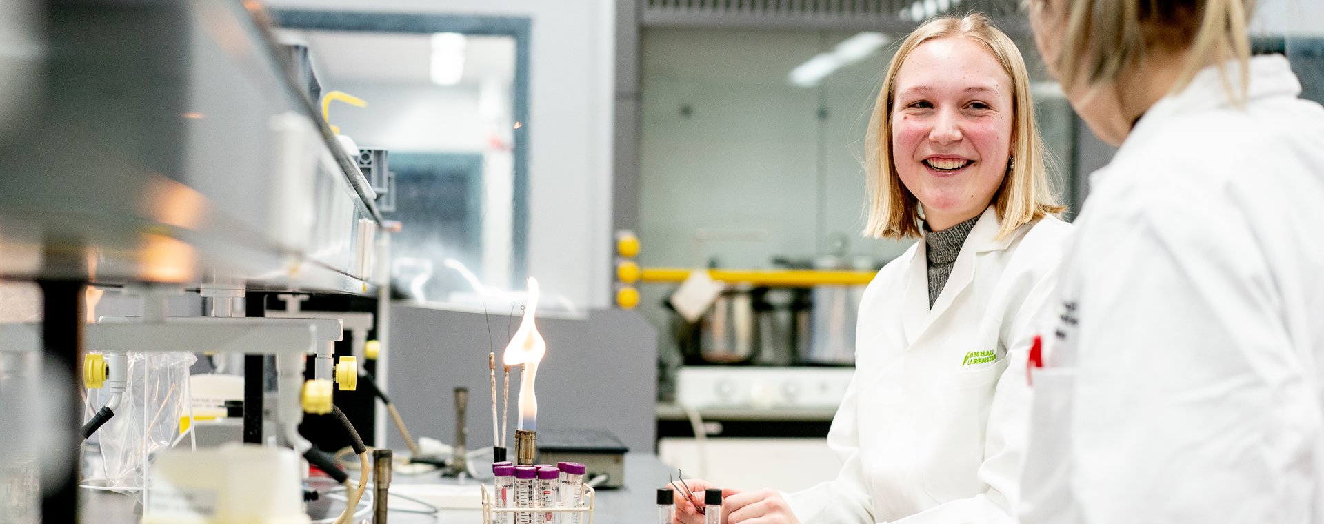 Studenten Biologie en Medisch Laboratoriumonderzoek in laboratorium