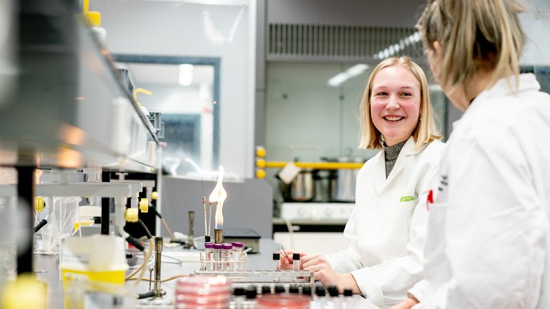 Studenten Biologie en Medisch Laboratoriumonderzoek in laboratorium
