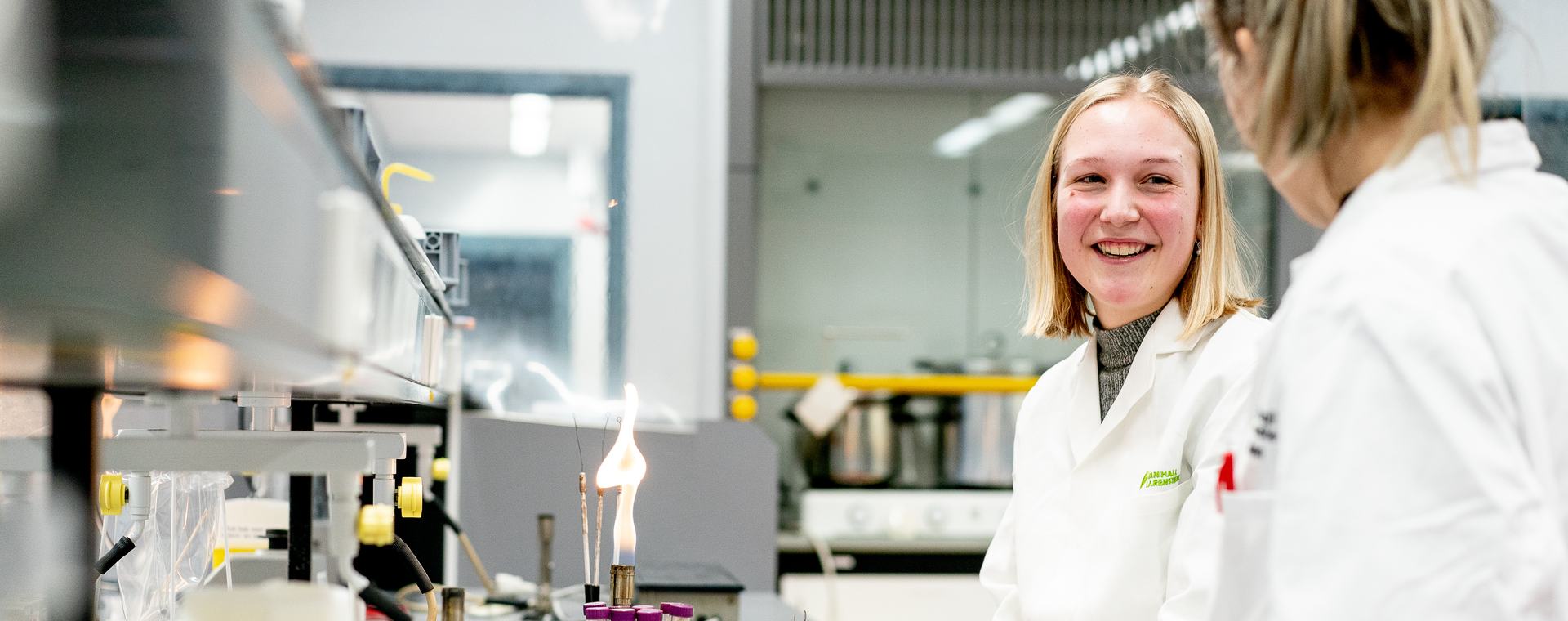 Studenten Biologie en Medisch Laboratoriumonderzoek in laboratorium