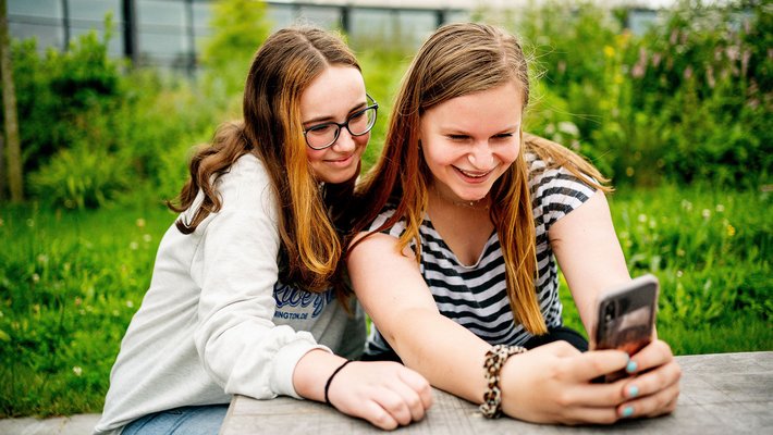 studenten met telefoon