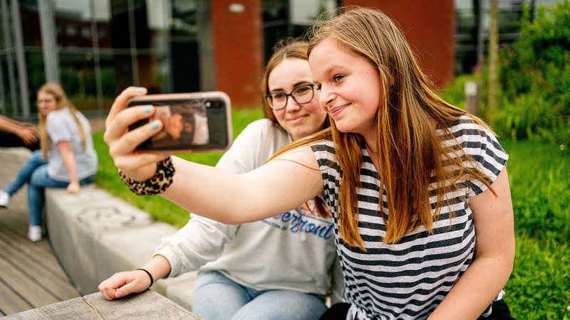 Vloggende studenten op het plein van locatie Leeuwarden