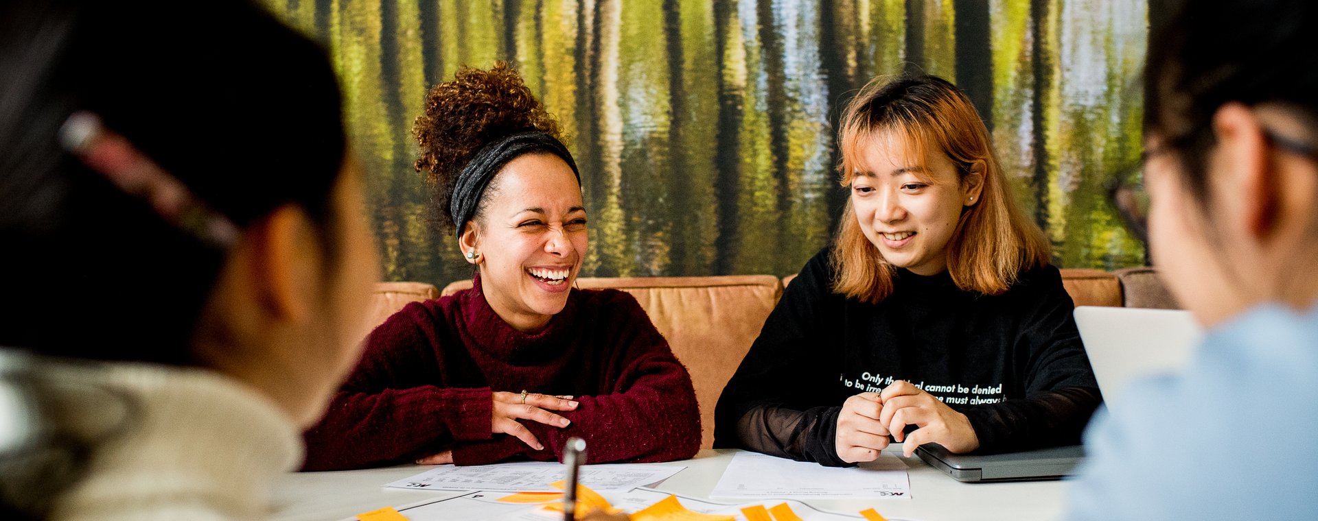 HVHL-IAT-studenten-lachen-samenwerken