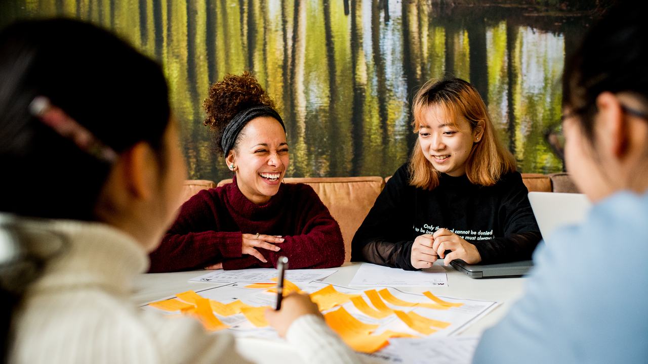 HVHL-IAT-studenten-lachen-samenwerken