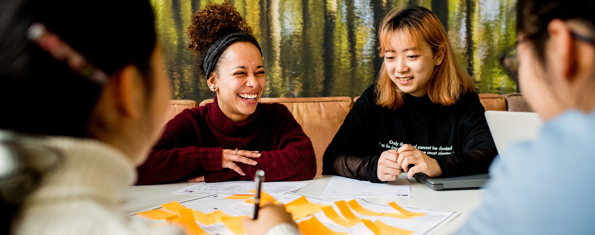 HVHL-IAT-studenten-lachen-samenwerken