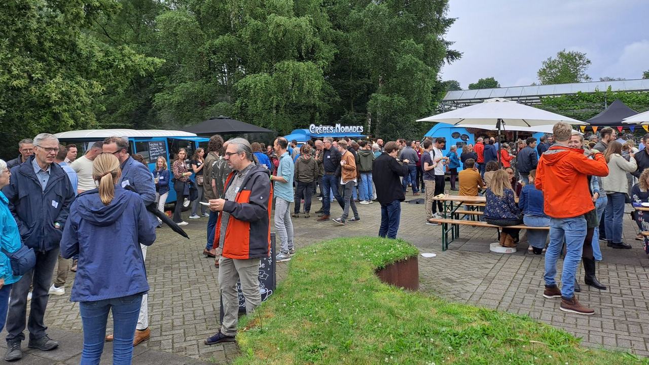 Plein op het landgoed van Hall Larenstein gevuld met foodtrucks en reüniebezoekers