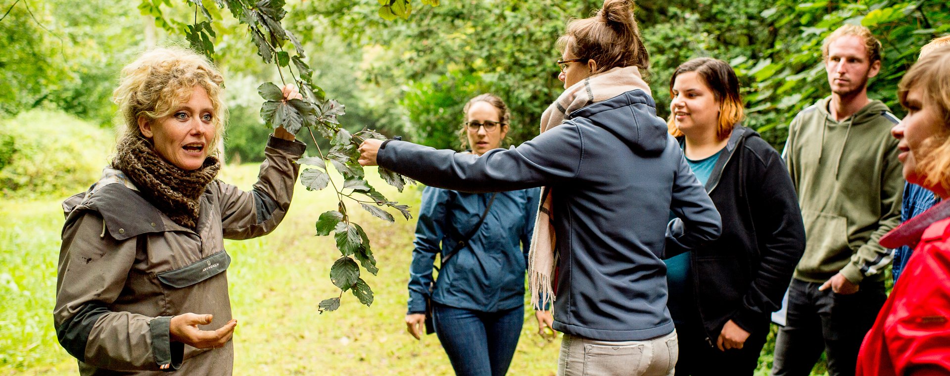 Bos & Natuurbeheer studenten van HVHL tijdens een praktijkles met een docent op het landgoed