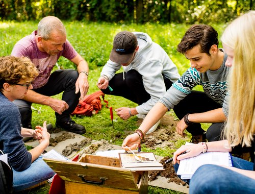 Bos & Natuurbeheer studenten van HVHL bestuderen bodemmonsters met docent