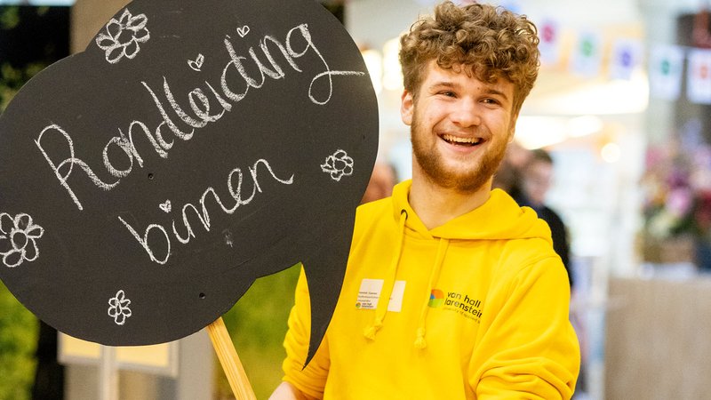 Student met bord Rondleiding open dag Velp