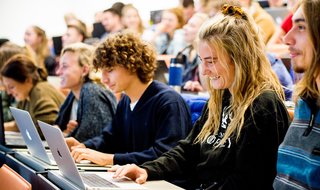 HVHL Studenten in een volle collegezaal
