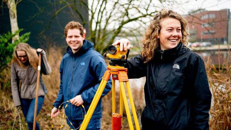 HVHL milieukunde student met landmeetapparaat