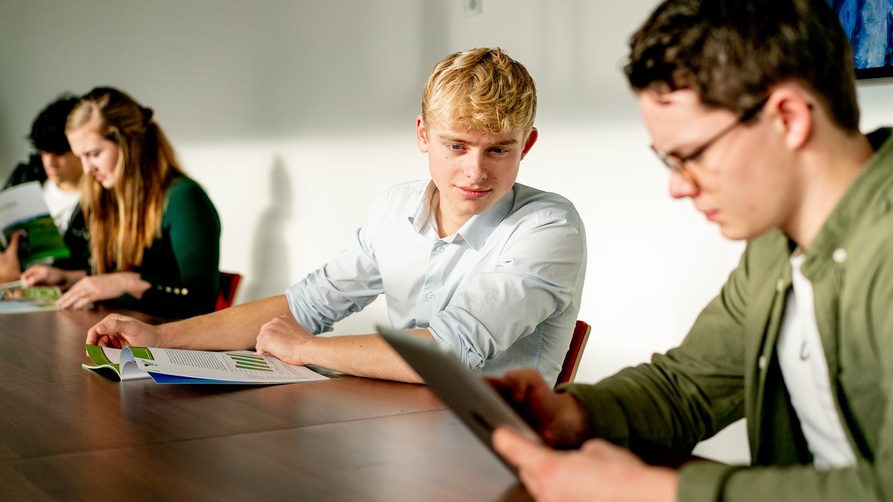 HVHL Bedrijfskunde en Agribusiness studenten werken aan een opdracht