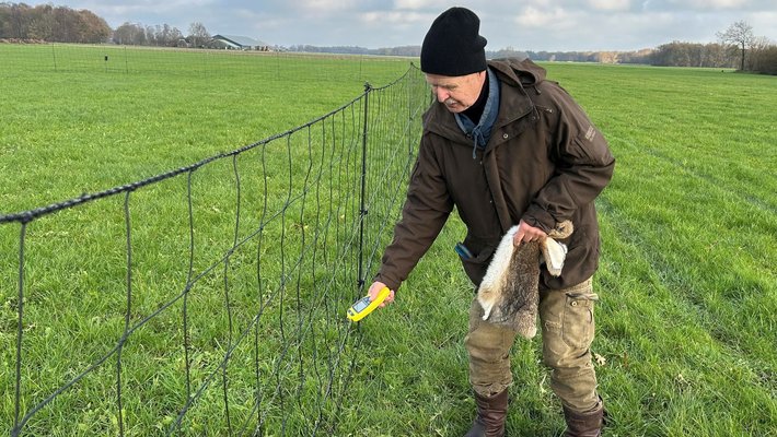 Hoiting test zijn raster met een stroommeter en een wolvenpels, Tiete Sijens