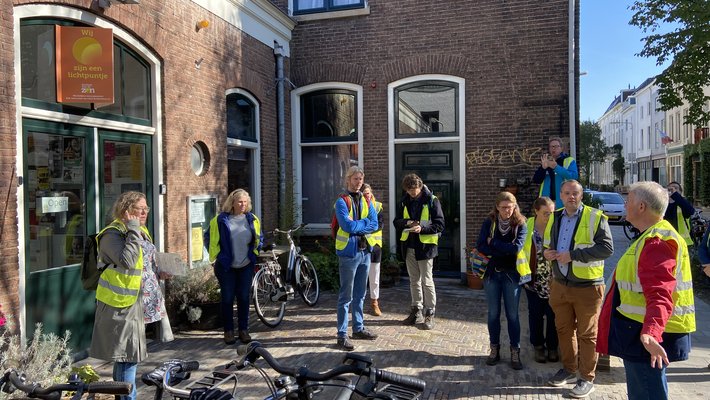 een groep cursisten op excursie