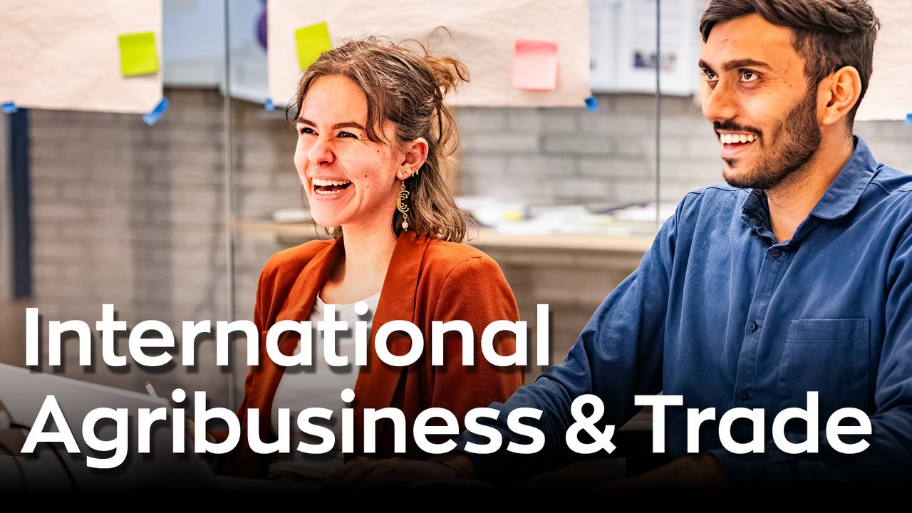 Twee van de drie studenten in de video over studie International Agribusiness and Trade