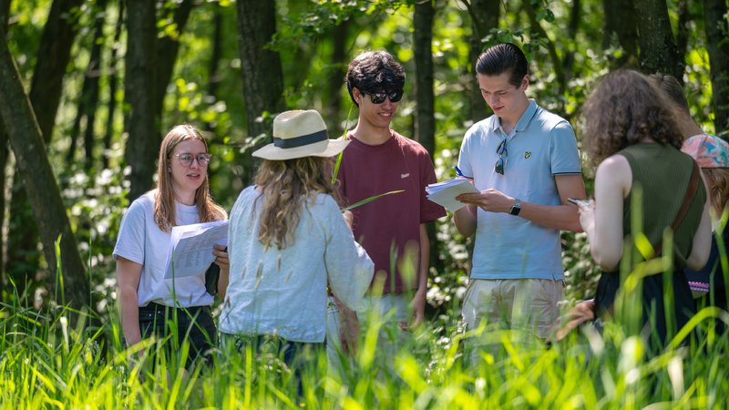 Studenten Mens & Natuur van Hogeschool Van Hall Larenstein aan het werk