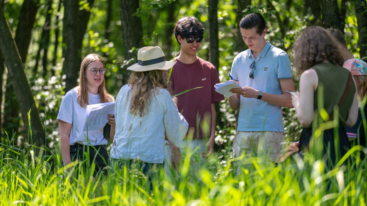 Studenten Mens & Natuur van Hogeschool Van Hall Larenstein aan het werk