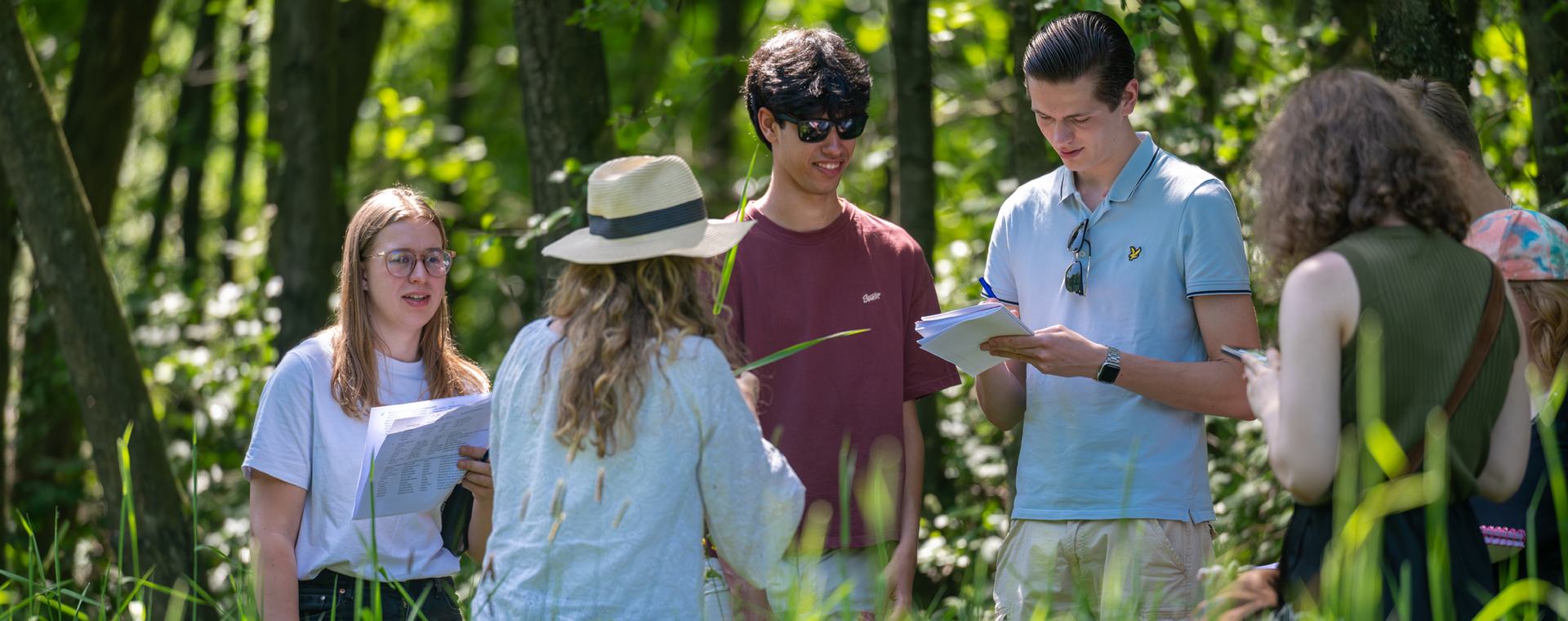Studenten Mens & Natuur van Hogeschool Van Hall Larenstein aan het werk