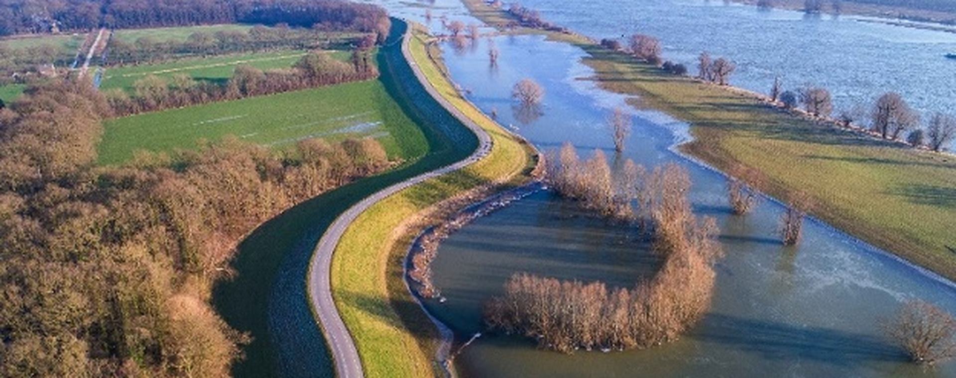 Luchtfoto van een rivier met bos eromheen