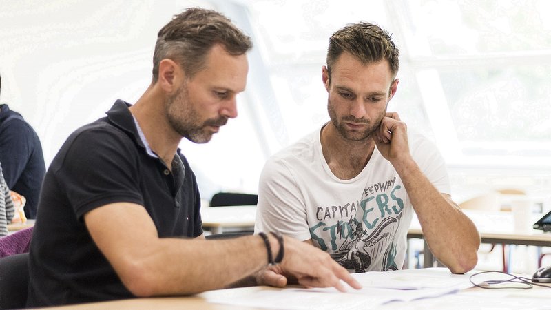 docent en deeltijd student in overleg bij HVHL