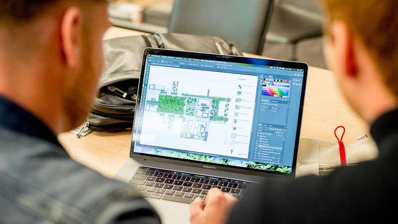 T&L studenten achter laptop met schetsen.jpg