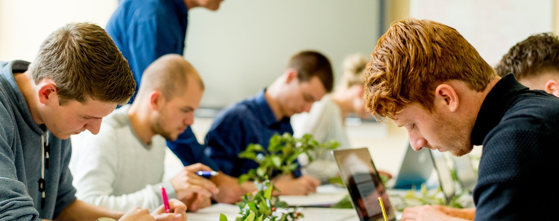 Tuin- en Landschapsinrichting studenten in een klaslokaal