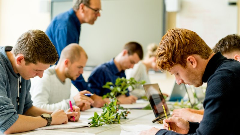 Tuin- en Landschapsinrichting studenten in een klaslokaal
