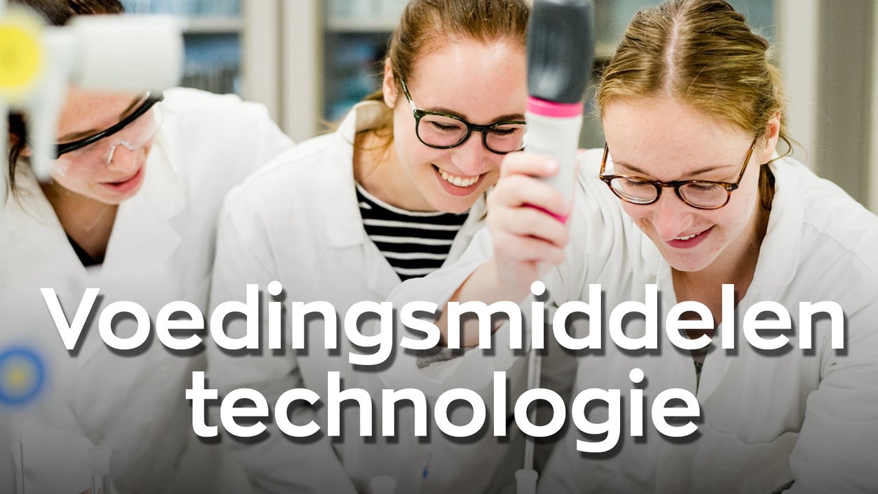 Studenten in laboratorium vertellen over Voedingsmiddelentechnologie studie
