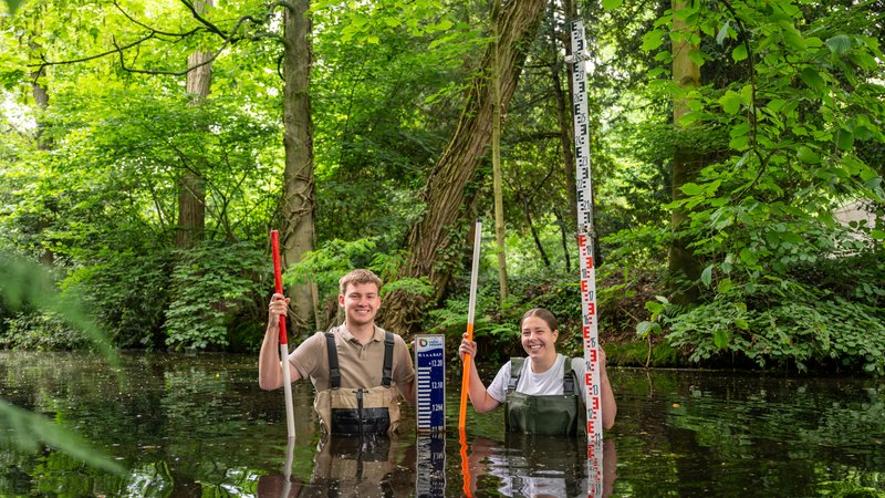 studenten in water