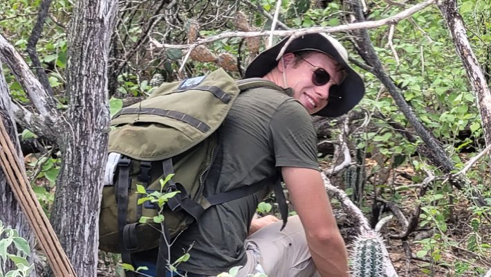 Student Chris Zijlstra neemt een bodemmonster in het park