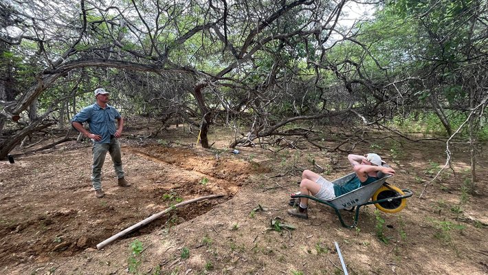 Björn van Wissing en Milo Heeneman puffen even uit tijdens het veldwerk