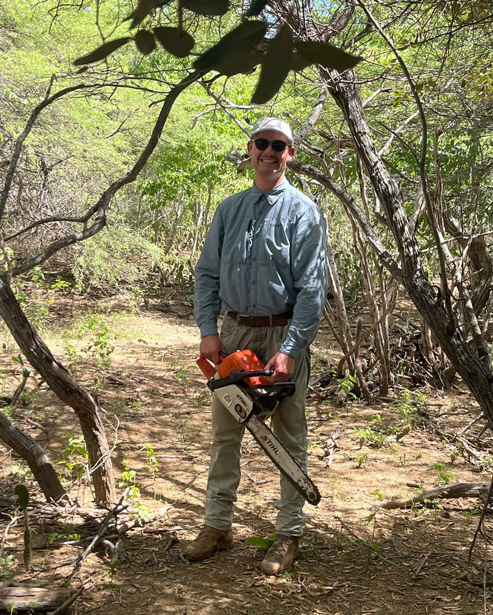 Student Björn van Wissing aan het werk in het park