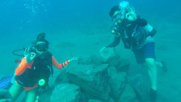 Twee studenten aan het duiken in Arossta project