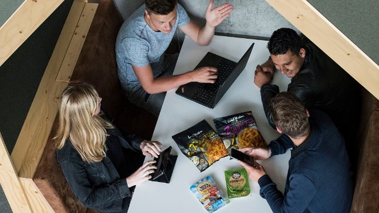 Bedrijfskunde en Agribusiness studenten in overleg