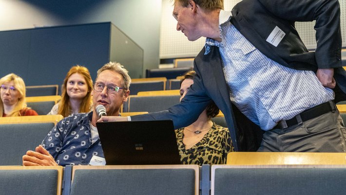 Vraaggesprek met het publiek met microfoon