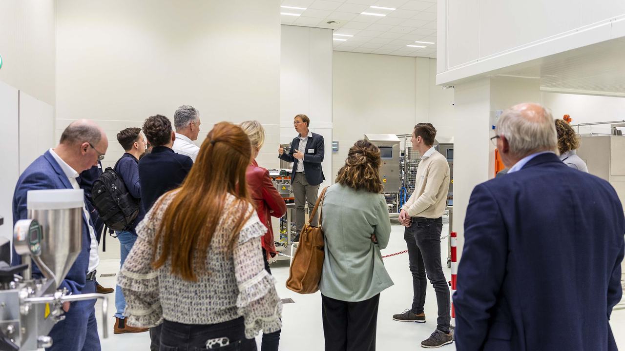 Uitleg aan belangstellenden in Centre of Vocational Excellence Dairy