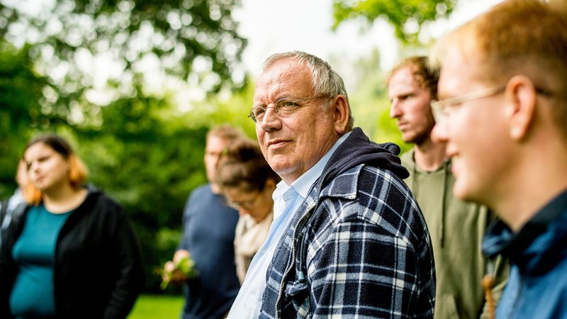 Deeltijdstudenten tijdens praktijkles buiten