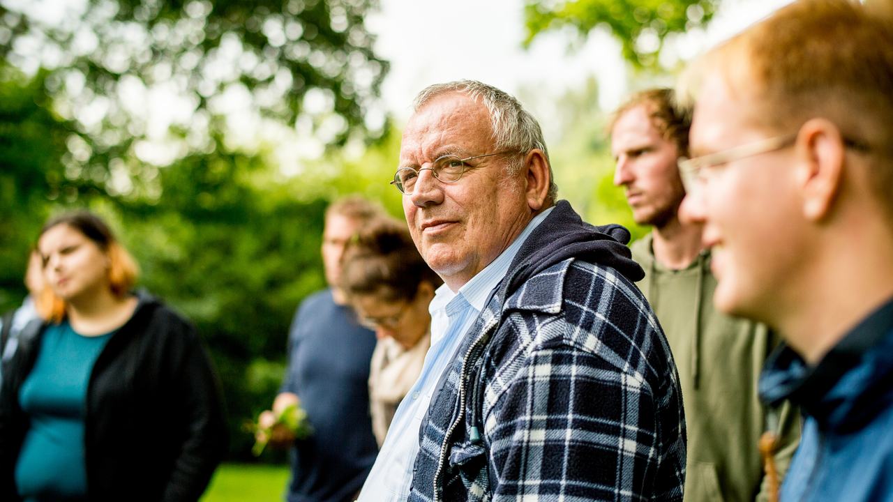 Deeltijdstudenten tijdens praktijkles buiten