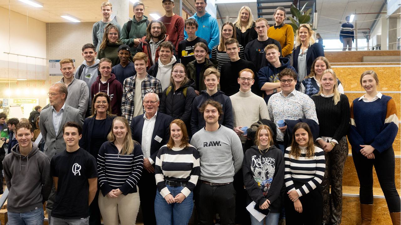 Groepsfoto Minister van der Wal en studenten op trap Velp
