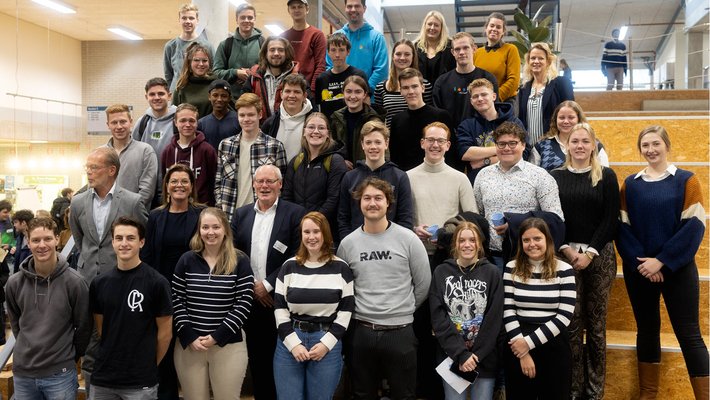 Groepsfoto Minister van der Wal en studenten op trap Velp