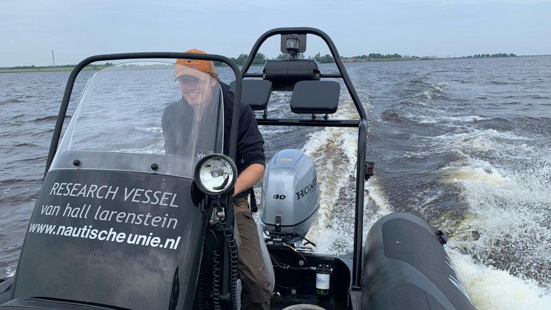 Onderzoeker op een sociale onderzoeksboot van HVHL